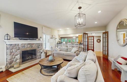 Steps to Crystal Lake! Group Getaway with Hot Tub - Foto 5