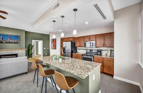 Luxury 21st Floor Penthouse | Great Downtown VIEWS - Photo 3