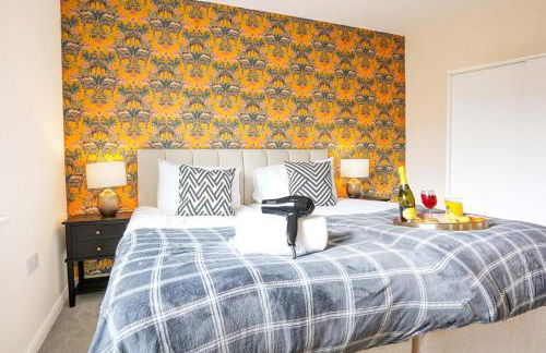 Stylish Canal Side Apartment - City Centre - Free Parking, Balcony, Smart TV, Fast Wifi by Yoko Property - Photo 3