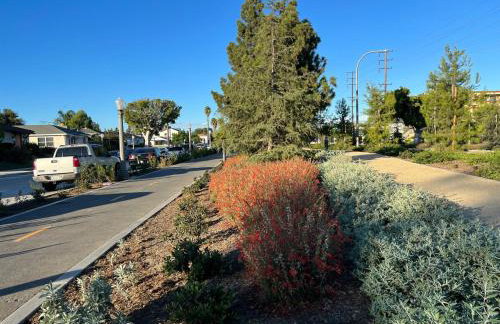 Cheerful house with EV, Parking & backyard - Foto 17