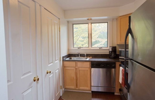 2BR Topnotch Condo - Photo 6