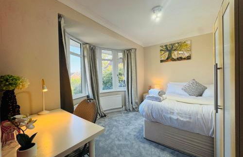 Modern 4BR House with Parking, 8 Mins to Gatwick Airport - Foto 34