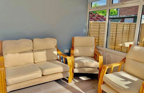 Your Leominster Base - 3BR Home with Garden & Parking - Foto 2