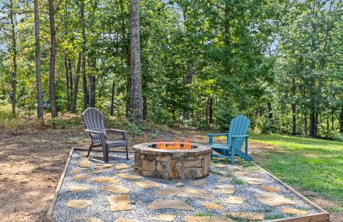 Romantic Cabin w Rain Shower & Spa Tub - Photo 34