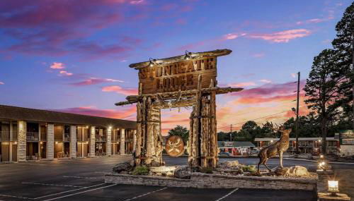 Stonegate Lodge King Bed, WIFI, 50in Roku TV, Salt Water Pool Room #103 - Foto 2