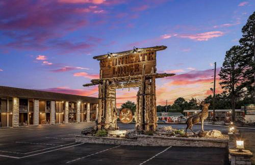 Stonegate Lodge King Bed, WIFI, 50in Roku TV, Salt Water Pool Room #103 - Foto 2