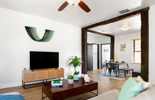 Cozy 2BR Next to Design District & Free Parking - Photo 41