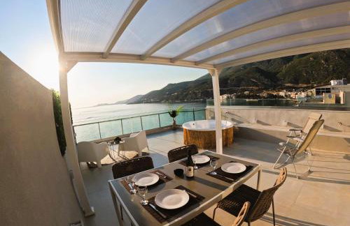 Stylish Rooftop Retreat with Hot Tub with Loutraki Beach - Foto 12