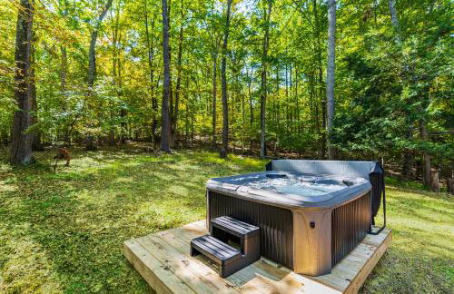 Spacious w Hot Tub, Fire Pit, Deck, Grill and WiFi - Foto 26