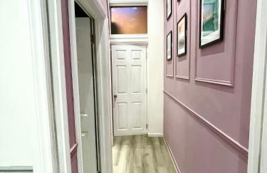 AdeamStays provides Beautiful centrally located 1 and 2 bed apartments on Liverpools Boulevard - Foto 57