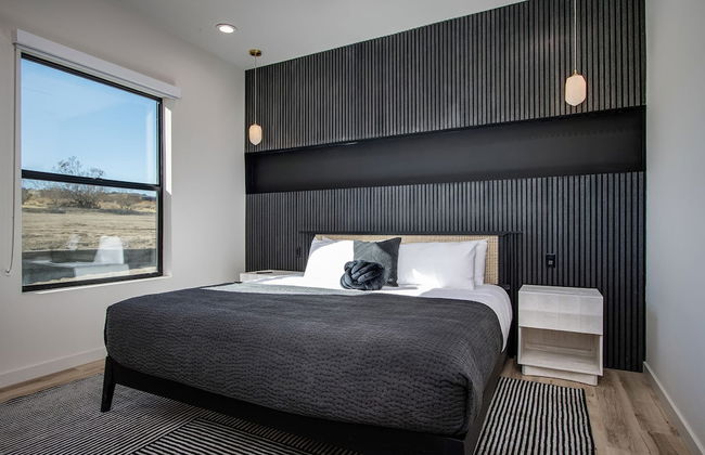 Luxe Modern Escape w Pool Hot Tub Firepit Desert View Lassen by Avantstay - Photo 5