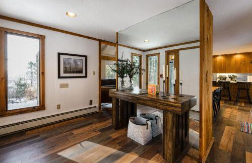 Resort-Style Community! Quechee Chalet with Deck - Foto 12