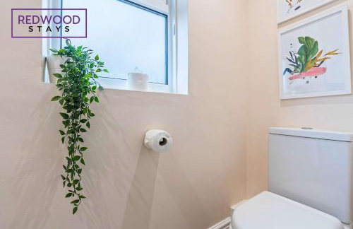 Cosy 3-Bedroom Serviced House with Free Fast WiFi and Parking for 2 Cars By Redwood Stays - Foto 27