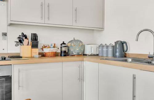 Comfortable 4BR stay in Bourne, Free Parking, Sleeps 7, Families & Contractors Welcome - Foto 23