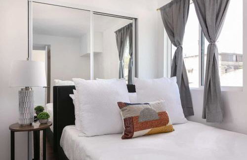 Enjoy Stylish 3BR Apt Sleeps 6 with Free Parking - Foto 12