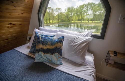 Cozy 2BR A-Frame Cabin w Hot Tub & Lake Views - Foto 28