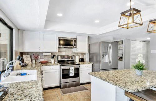 Jacuzzi & Pool House w/Game Room + Fire table - Foto 17