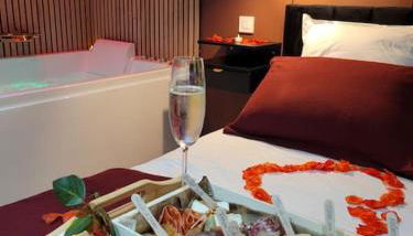 Nuit d'évasion love room avec baignoire balnéothérapie - Foto 4