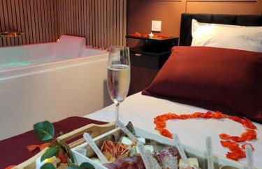 Nuit d'évasion love room avec baignoire balnéothérapie - Foto 4