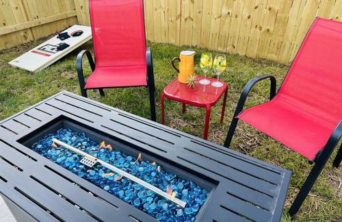 Bancroft Bungalow - Hot Tub, Fire Pit - Near Uptown - Foto 14