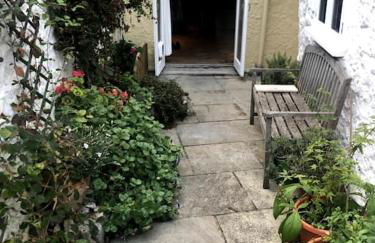 Lyme Clifftop Hideaway - Photo 12