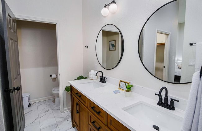 Magnificent 4BR Near Famous Riverwalk and Downtown - Foto 17