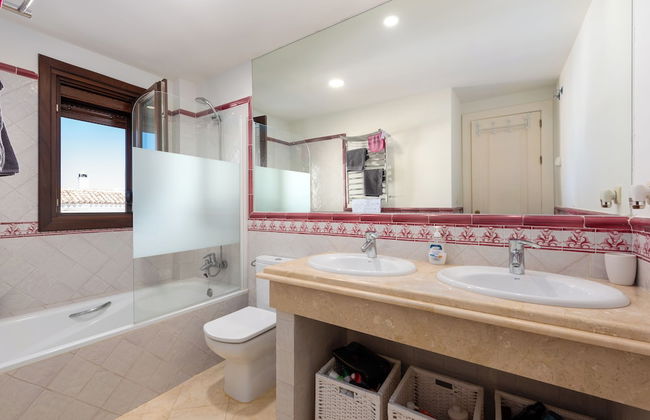 Stylish House, Patio, Pool, Mountains, Stunning White Village, sea 20 Mins Away - Photo 17