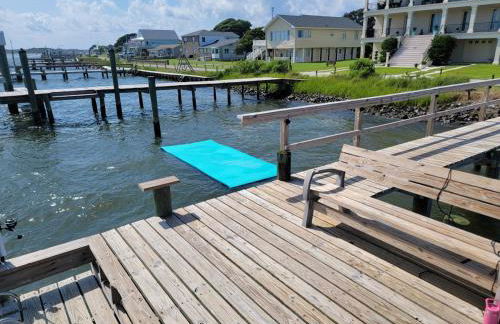 Waterfront, dock, Hot tub, kayaks, King Bedroom with amazing views, RELAXATION, 2 miles to the beach - Foto 13