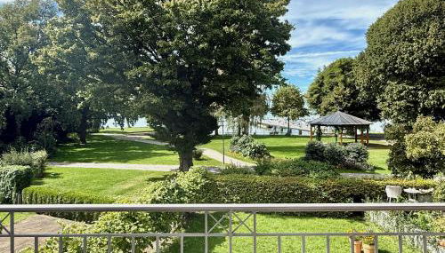 Ferienwohnung Residenz am See - exklusive Wohnung in erster Reihe mit Balkon und Seeblick - Photo 2, Garden view