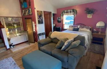 Studio-Alaska's Point of View-Private-intown - Photo 1