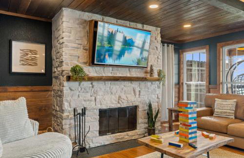 Wood Haven Cabin with a hot tub fire pit & indoor pool - Photo 18