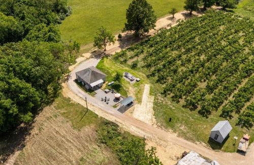 Historic Farm Cottage on 800-Acre Orchard - Foto 8