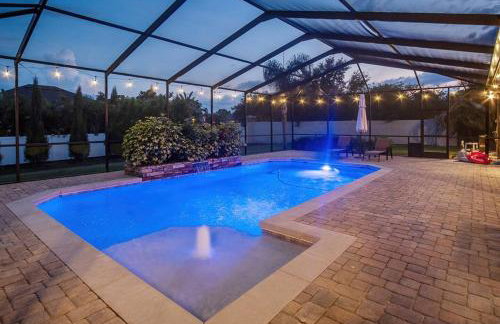Elegant Home with Pool, Office, Theater, and Fence - Foto 2