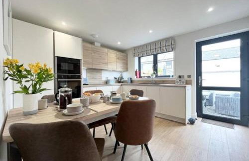 Beautiful 3 Bed Townhouse with Parking, close to Sea Front - Photo 6