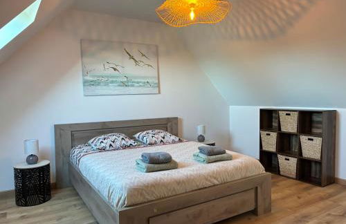 Saint Ho Mer Maison lumineuse vue mer 8 pers 4 chambres 2 sdb 2 WC étage rénové en 2025 belle terrasse grand jardin clos parking 8 mn à pied petite plage grand jardin près de Port en Bessin, Bayeux et plage Omaha beach - Foto 19