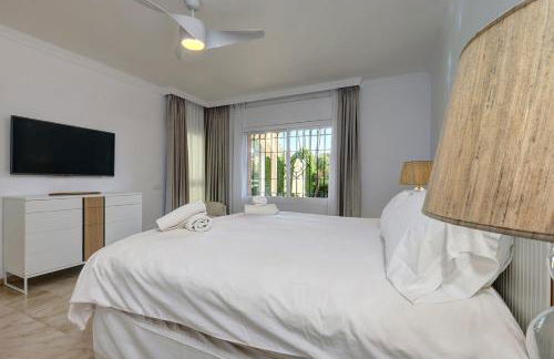 Large Ground Floor Apartment with Private Garden and Beach Access - Photo 13