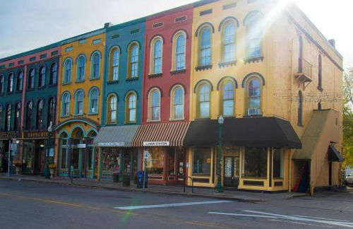 Historic Depot Town Home, King Bed - Foto 12