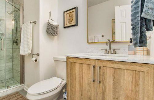 Woodsy Retreat, steps to Bay - Hot tub! - Foto 24