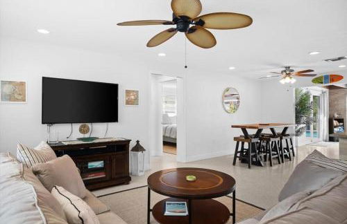 Private Village Home with Heated pool & spa with private front courtyard - Photo 40