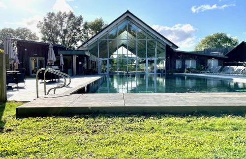 Cosy Cotswold Lodge by Your Home Here - ideal for families, log-burner, spa, private parking, EV Hookup included and heated swimming pools - Foto 28