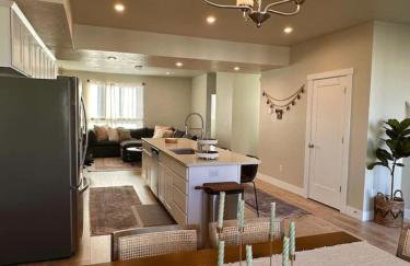 Newly Built Chic Utah Valley Gem l Theo - Foto 19