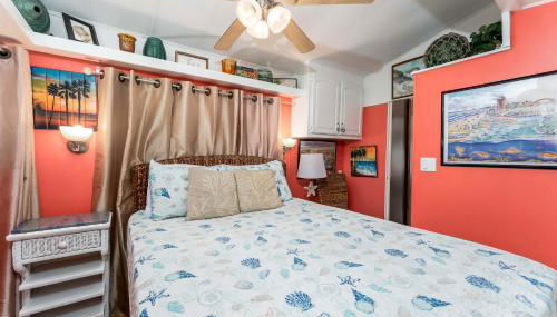 Charming 1BR Waterfront Retreat with Private Patio - Foto 2