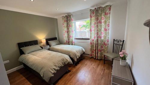 Spacious modern three Bedroom Bungalow ample parking - Foto 5