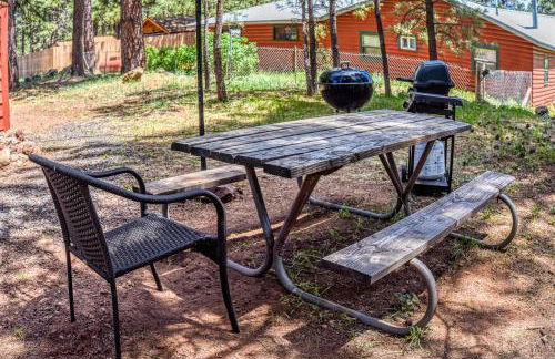 Rustic Adventure w Historic Log Cabin Forest Views 20 minutes from Flagstaff Now with Wi-Fi - Foto 5