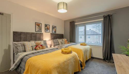 Glenroy Place - sleeps 7, private drive, log burner - Foto 2