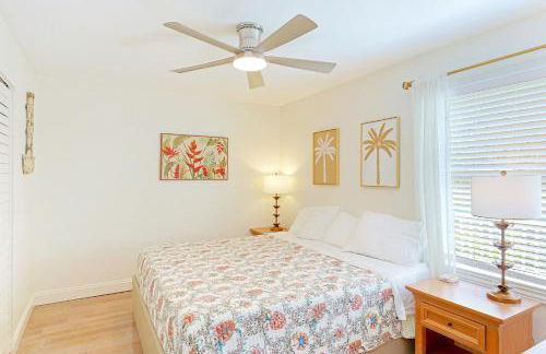 Newly remodeled 8-steps to sand path of Beach! Unit A - Foto 11