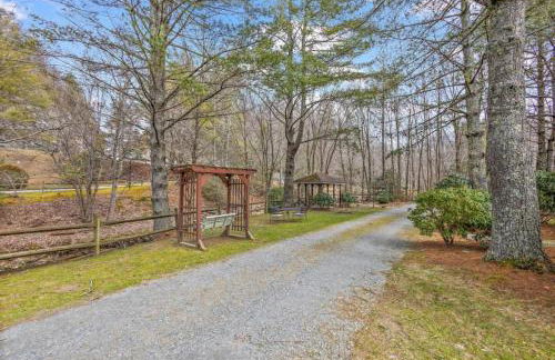 Picturesque Riverside Cabin with Fireplace and Porch - Foto 12