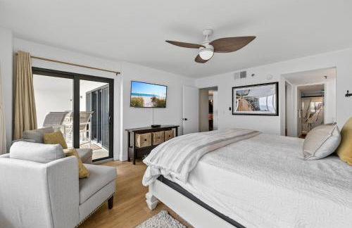 Luxury direct oceanfront corner with a large private balcony, heated pool and garage - Photo 31