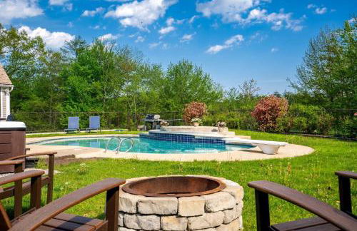 Maine Pondfront Home Sleeps 22 - Pool & Hot Tub - Photo 67