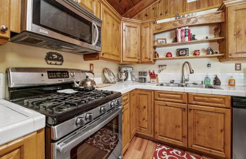 Catalina Retreat -Cozy mountain home in a tree filled neighborhood, plenty of games and a hot tub! - Foto 22